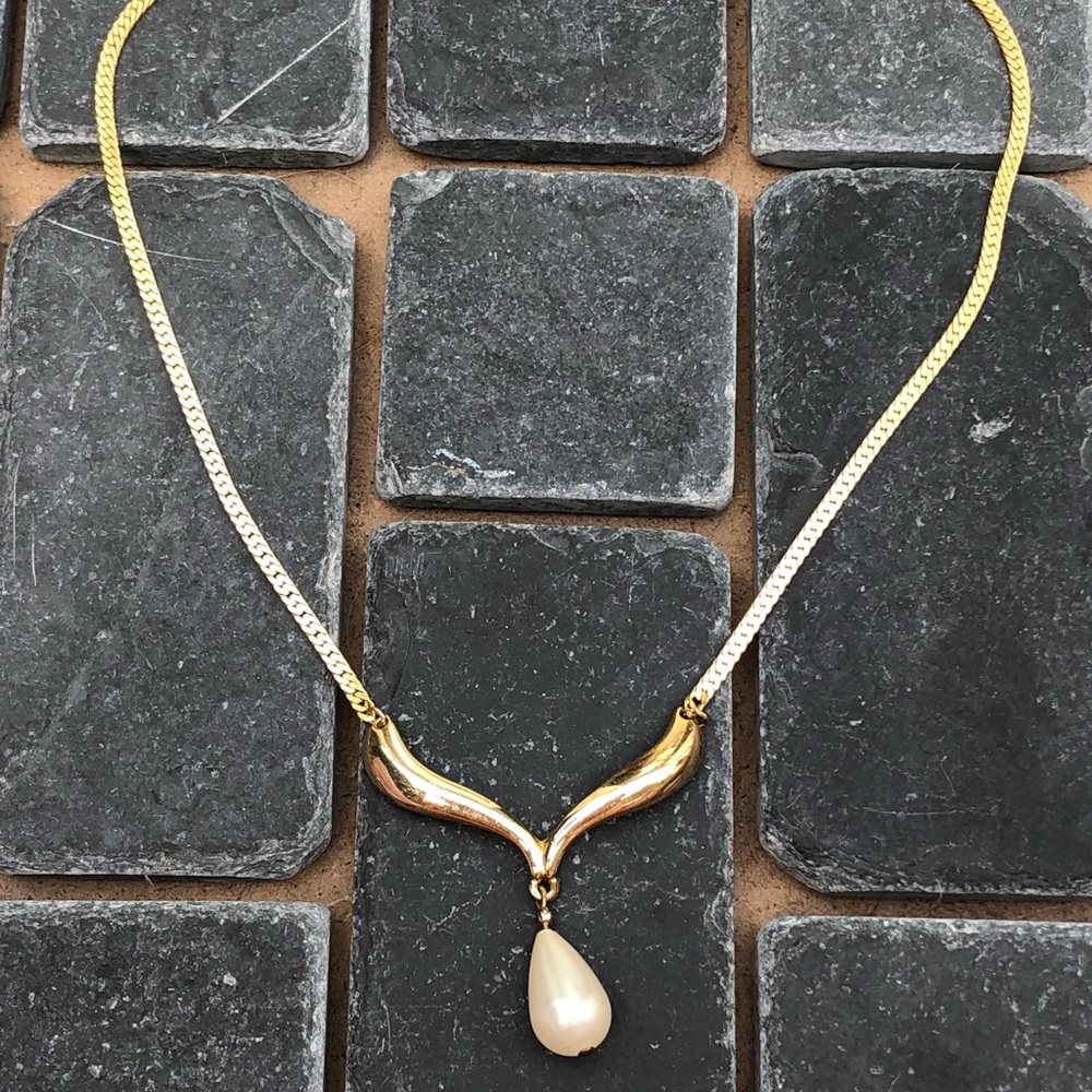 Pearl drop necklace with gold chain
